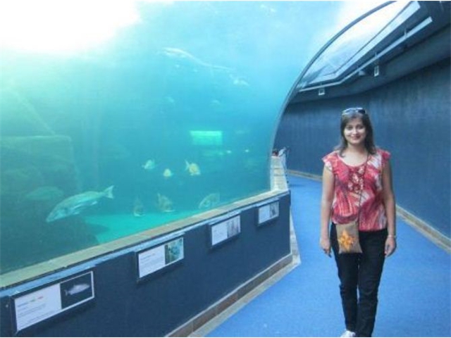 Adi_in_SA_-_Aquarium14_-_Adi_and_Sarita_in_midst_of_aquarium