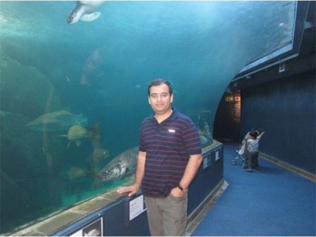 Adi_in_SA_-_Aquarium15_-_Sarita_in_midst_of_aquarium