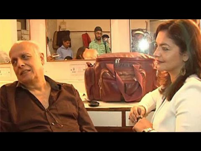 Mahesh Bhatt, Pooja Bhatt relive a nostalgic moment
