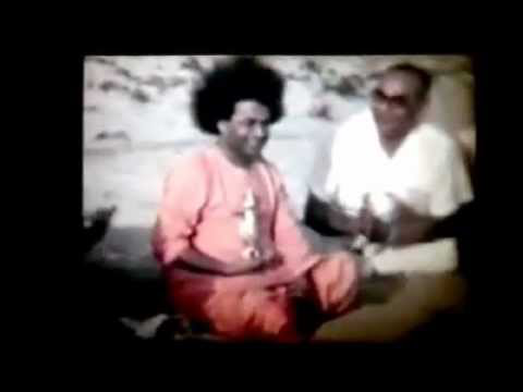 SATHYA SAI BABA Video - In Dwaraka,  Baba pulls out Krishna Idol from sands.