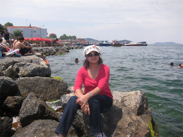Sarita on sea shore2